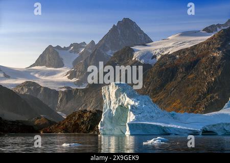 Skjoldungen Fjord. Großer Eisberg im malerischen Fjord, umgeben von schneebedeckten Bergen, Südostküste, Grönland Stockfoto