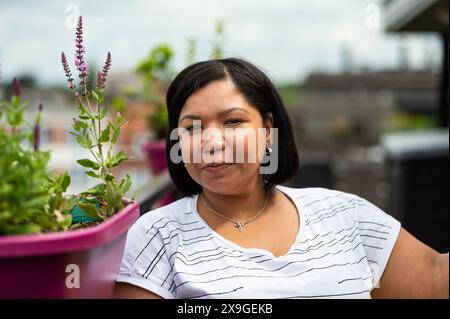 Porträt einer 39-Jo-hispanischen Frau auf einer Terrasse, Jette, Brüssel, Belgien. Modell freigegeben Stockfoto