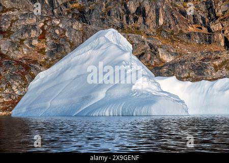 Skjoldungen Fjord. Großer Eisberg im malerischen Fjord, umgeben von schneebedeckten Bergen, Südostküste, Grönland Stockfoto