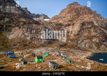 Coloful Häuser in dem kleinen, isolierten inuit-Dorf Aappilattoq, Südgrönland, Arktisches Meer. Stockfoto