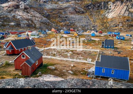 Coloful Häuser in dem kleinen, isolierten inuit-Dorf Aappilattoq, Südgrönland, Arktisches Meer. Stockfoto