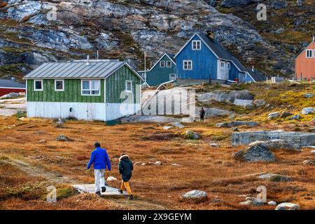 Coloful Häuser in dem kleinen, isolierten inuit-Dorf Aappilattoq, Südgrönland, Arktisches Meer. Stockfoto