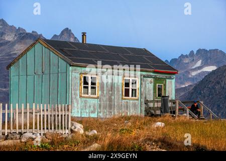 Coloful Häuser in dem kleinen, isolierten inuit-Dorf Aappilattoq, Südgrönland, Arktisches Meer. Stockfoto