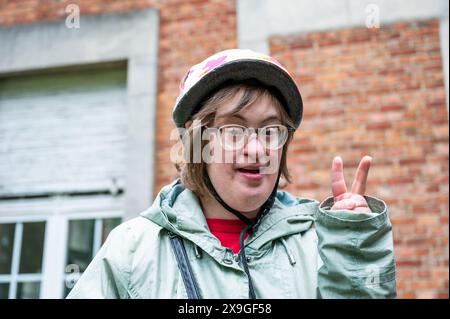 Außenporträt einer 41-Jährigen Frau mit Down-Syndrom, die draußen einen Fahrradhelm trägt, Tienen, Flandern, Belgien. Modell freigegeben. Stockfoto
