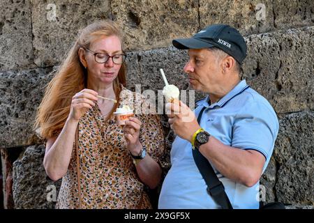 Italien, Toskana, Provinz Siena, San Gimignano 31.05.2024, Italien, ITA, Toskana, San Gimignano im Bild Stadtansichten Gebäude, Architektur, Touristen, Historisch, Souvenir, Ansichten der berühmten Stadt San Gimignano in der Toskana-Italien - Blick auf die berühmte Stadt San Gimignano in der Toskana-Italien San Gimignano ist eine italienische Kleinstadt in der Toskana mit einem mittelalterlichen Stadtkern. San Gimignano wird auch die Stadt der Türme genannt. Die Stadt liegt in der Provinz Siena. Sie gehören neben Florenz, Siena und Pisa zu den von Touristen meist besuchten Ziele in der Toskana. Siena *** Stockfoto