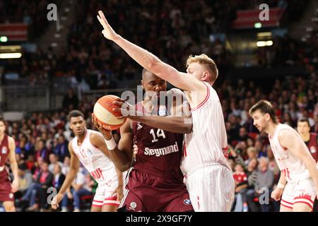 Maximilian Ugrai (Würzburger Baskets, #6) blockte Serge Ibaka (Bayern Basketball, #14). GER, FC Bayern Basketball vs. Würzburg Baskets, Basketball, 1.Bundesliga, Playoffs, Halbfinale Spiel 2, Saison 2023/2024, 31.05.2024, Foto: Eibner-Pressefoto/Marcel Engelbrecht Stockfoto
