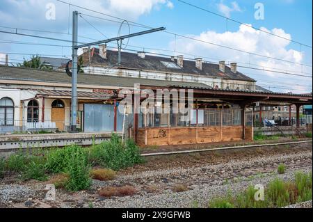 Tienen, Flandern, Belgien - 25. Mai 2024 - der baufällige Bahnhof, Bahnsteig und Eisenbahngleise der Stadt Stockfoto