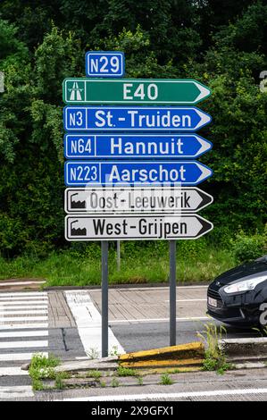 Tienen, Flandern, Belgien - 25. Mai 2024 - Hinweisschild an der Nationalstraße N29 Stockfoto