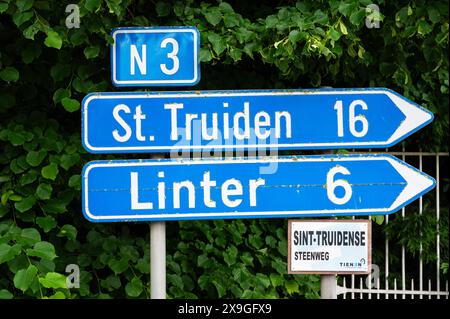 Tienen, Flandern, Belgien - 25. Mai 2024 - Hinweisschilder an der Nationalstraße N3 Stockfoto