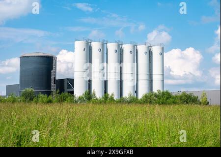 Tienen, Flandern, Belgien - 25. Mai 2024 - Lagerung von Viehfutter in Industriesilo der Firma Jodoco Stockfoto