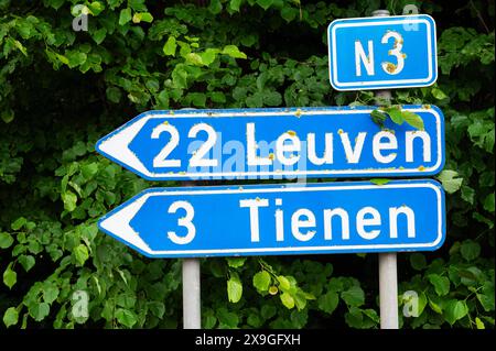 Tienen, Flandern, Belgien - 25. Mai 2024 - Hinweisschilder an der Nationalstraße N3 Stockfoto