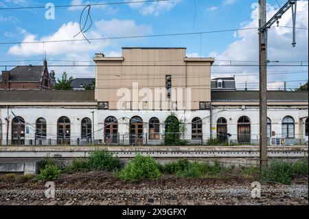 Tienen, Flandern, Belgien - 25. Mai 2024 - der baufällige Bahnhof, Bahnsteig und Eisenbahngleise der Stadt Stockfoto