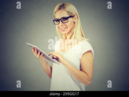 Glückliche Frau in Brille, mit Tablet-Computer Stockfoto