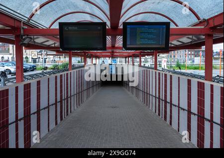 Tienen, Flandern, Belgien - 25. Mai 2024 - Unterführung des Bahnhofs Stockfoto