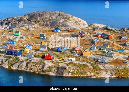 Coloful Häuser in dem kleinen, isolierten inuit-Dorf Aappilattoq, Südgrönland, Arktisches Meer. Stockfoto