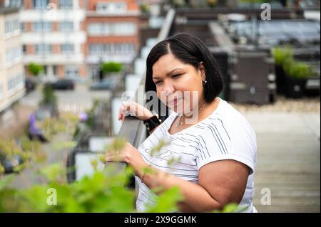 Porträt einer 39-Jo-hispanischen Frau auf einer Terrasse, Jette, Brüssel, Belgien. Modell freigegeben Stockfoto