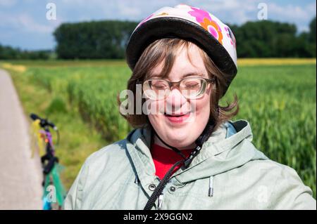 Außenporträt einer 41-Jährigen Frau mit Down-Syndrom, Augen geschlossen, Tienen, Flandern, Belgien. Modell freigegeben. Stockfoto