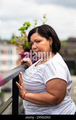 Porträt einer 39 Jo hispanischen Frau auf einer Terrasse, Jette, Brüssel, Belgien. Modell freigegeben Stockfoto