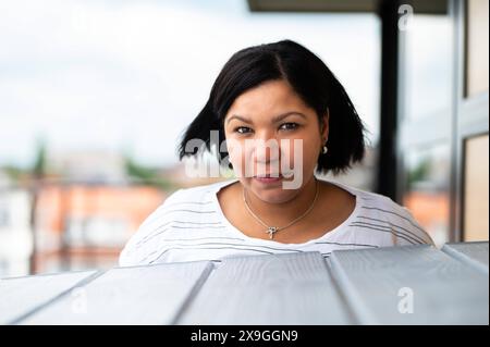 Porträt einer 39 Jo hispanischen Frau, die mutig aussieht, Brüssel, Belgien. Modell freigegeben Stockfoto