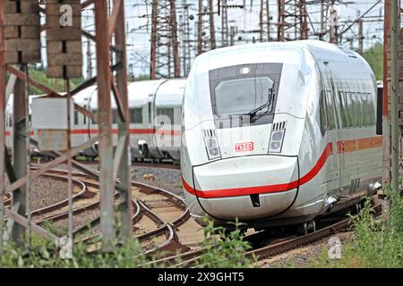 Bahnbetrieb in Ballungsräumen ein ICE durchquert zwischen seinen Zielorten das Ruhrgebiet bei Essen *** Bahnbetrieb in Ballungsräumen ein ICE-Zug durchquert zwischen seinen Zielen das Ruhrgebiet bei Essen Stockfoto