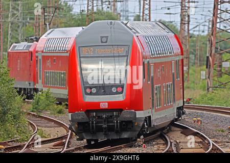 Bahnbetrieb in Ballungsräumen ein Regionalexpress durchquert zwischen seinen Zielorten das Ruhrgebiet bei Essen *** Bahnbetrieb in Ballungsräumen Ein Regionalexpress durchquert zwischen seinen Zielen das Ruhrgebiet bei Essen Stockfoto