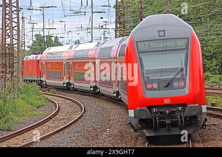 Bahnbetrieb in Ballungsräumen ein Regionalexpress durchquert zwischen seinen Zielorten das Ruhrgebiet bei Essen *** Bahnbetrieb in Ballungsräumen Ein Regionalexpress durchquert zwischen seinen Zielen das Ruhrgebiet bei Essen Stockfoto