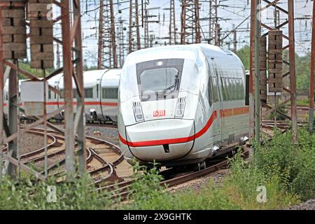 Bahnbetrieb in Ballungsräumen ein ICE durchquert zwischen seinen Zielorten das Ruhrgebiet bei Essen *** Bahnbetrieb in Ballungsräumen ein ICE-Zug durchquert zwischen seinen Zielen das Ruhrgebiet bei Essen Stockfoto