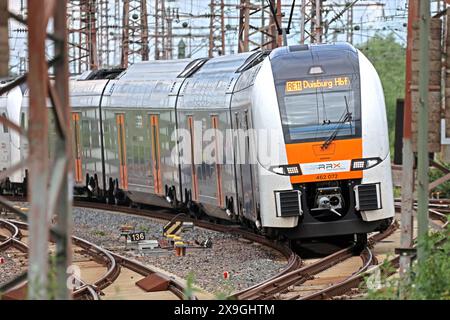 Bahnbetrieb in Ballungsräumen ein Regionalexpress durchquert zwischen seinen Zielorten das Ruhrgebiet bei Essen *** Bahnbetrieb in Ballungsräumen Ein Regionalexpress durchquert zwischen seinen Zielen das Ruhrgebiet bei Essen Stockfoto