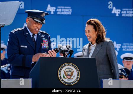 Colorado Springs, Usa. 30. Mai 2024. U. US-Vizepräsident Kamala Harris, Right, wird von USAFA Superintendent General Richard Clark vorgestellt, um die Abschlussfeier der United States Air Force Academy im Falcon Stadium am 30. Mai 2024 in Colorado Springs, Colorado, zu halten. Neunhundertvierhundertsiebzig Kadetten absolvierten den Abschluss und wurden als Second Leutnants eingesetzt. Kredit: Dylan Smith/USA Air Force Photo/Alamy Live News Stockfoto