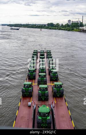 Rhein RO-Ro Service BV, Fahrzeugfrachter Dynamica, transportiert gerade Traktoren, Traktoren, Frachtschiff auf dem Rhein, bei Krefeld, Deutschland, Stockfoto