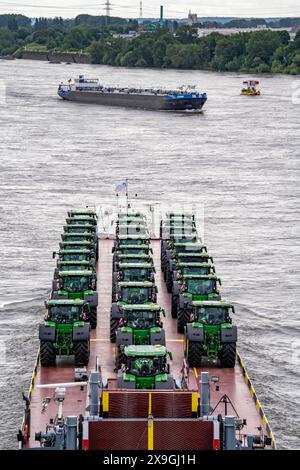 Rhein RO-Ro Service BV, Fahrzeugfrachter Dynamica, transportiert gerade Traktoren, Traktoren, Frachtschiff auf dem Rhein, bei Krefeld, Deutschland, Stockfoto