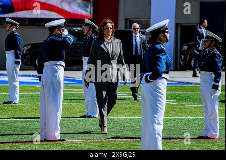 Colorado Springs, Usa. 30. Mai 2024. U. Die Vizepräsidentin von S Kamala Harris geht an der Ehrenwache des Kadetts vorbei, als sie zur Eröffnungszeremonie der United States Air Force Academy am 30. Mai 2024 im Falcon Stadium in Colorado Springs, Colorado, eintrifft. Neunhundertvierhundertsiebzig Kadetten absolvierten den Abschluss und wurden als Second Leutnants eingesetzt. Kredit: Dylan Smith/USA Air Force Photo/Alamy Live News Stockfoto