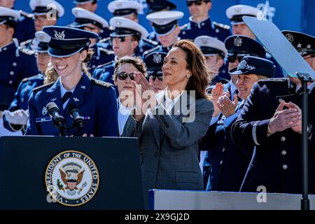 Colorado Springs, Usa. 30. Mai 2024. U. S Vice President Kamala Harris, rechts, applaudiert Mistress of Ceremonies Kadett 2nd Class Grace Beal während der Abschlussfeier der United States Air Force Academy am 30. Mai 2024 im Falcon Stadium in Colorado Springs, Colorado. Neunhundertvierhundertsiebzig Kadetten absolvierten den Abschluss und wurden als Second Leutnants eingesetzt. Kredit: Dylan Smith/USA Air Force Photo/Alamy Live News Stockfoto