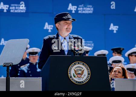 Colorado Springs, Usa. 30. Mai 2024. Der Dekan der United States Air Force Academy, Brigadegeneral Linell Letendre, hält während der Abschlussfeier im Falcon Stadium am 30. Mai 2024 in Colorado Springs, Colorado. Neunhundertvierhundertsiebzig Kadetten absolvierten den Abschluss und wurden als Second Leutnants eingesetzt. Kredit: Dylan Smith/USA Air Force Photo/Alamy Live News Stockfoto