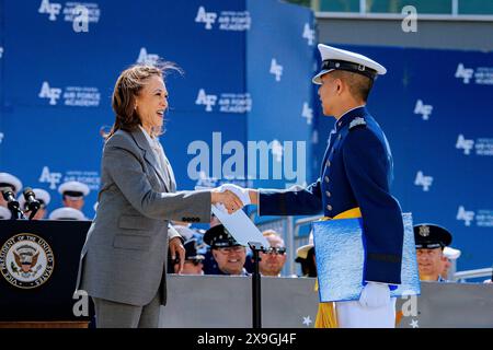 Colorado Springs, Usa. 30. Mai 2024. U. S Vice President Kamala Harris, links, überreicht ein Diplom an die Air Force Academy Cadet 1st Class Luke Michael George Robinson, Top-Absolvent Kadett, während der Abschlussfeier im Falcon Stadium am 30. Mai 2024 in Colorado Springs, Colorado. Neunhundertvierhundertsiebzig Kadetten absolvierten den Abschluss und wurden als Second Leutnants eingesetzt. Kredit: Dylan Smith/USA Air Force Photo/Alamy Live News Stockfoto