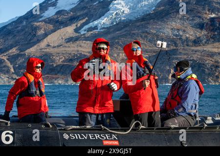 Touristen erkunden den Thryms-Gletscher im Zodiac, Skjoldungen Fjord, Südostküste, Grönland Stockfoto