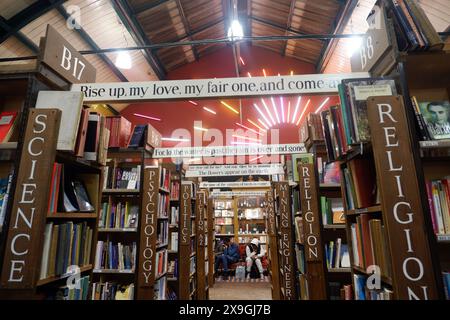 Barter Books, berühmter und riesiger Second-Hand-Buchladen im ehemaligen Bahnhofsgebäude in Alnwick Northumberland Stockfoto