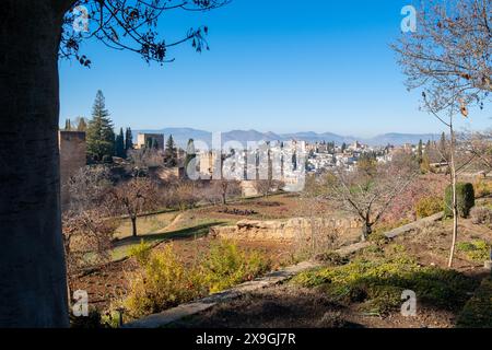 Panoramablick auf Granada, Spanien von der Festung Alhambra am schönen Nachmittag. Europäisches Reiseziel. Stockfoto