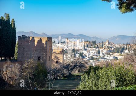 Panoramablick auf Granada, Spanien von der Festung Alhambra am schönen Nachmittag. Europäisches Reiseziel. Stockfoto