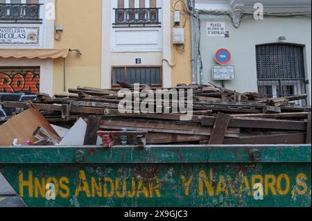 Ein großer Container mit Holzschutt und Dielen befindet sich auf einer Straße im historischen Zentrum von Valencia Stockfoto