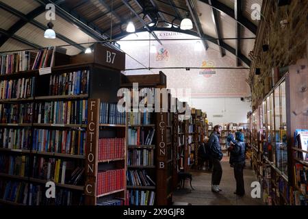 Kunden unterhalten sich in den Gängen von Barter Books, einem berühmten und riesigen Second-Hand-Buchladen im ehemaligen Bahnhofsgebäude in Alnwick Northumberland Stockfoto