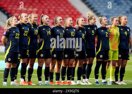 Schottland während der Nationalhymne vor der Qualifikation der UEFA Women's Euro 2025 in der Liga B, Gruppe B2 in Hampden Park, Glasgow. Bilddatum: Freitag, 31. Mai 2024. Stockfoto