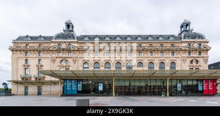 Paris, Frankreich - 05 19 2024 : Fassade und Eingang des Musée d'Orsay Stockfoto