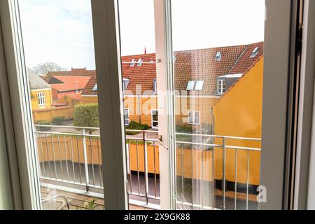 Offenes Fenster mit Blick auf die Straße an einem sonnigen Sommertag. Stockfoto