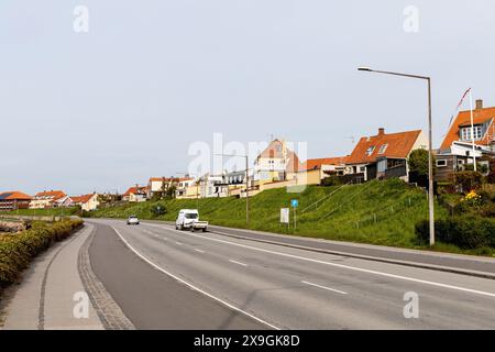 Asphaltstraße und Wohngebäude auf der Insel Bornholm, Dänemark - 25. Mai 2024 Stockfoto