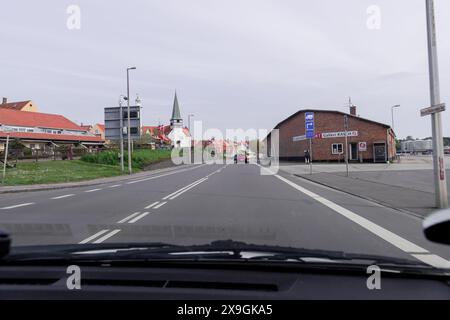 Asphaltstraße und Wohngebäude auf der Insel Bornholm, Dänemark - 25. Mai 2024 Stockfoto