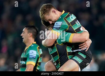 Tommy Freeman und Fin Smith der Northampton Saints feiern nach dem Halbfinalspiel der Gallagher Premiership im Cinch Stadium in Franklin's Gardens, Northampton. Bilddatum: Freitag, 31. Mai 2024. Stockfoto