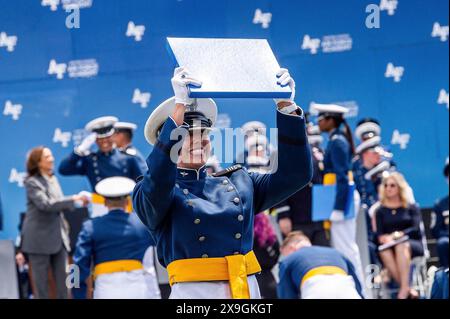 Colorado Springs, Usa. 30. Mai 2024. Die Kadetten der United States Air Force Academy feiern, nachdem sie ihre Diplome während der Abschlussfeier im Falcon Stadium am 30. Mai 2024 in Colorado Springs, Colorado, erhalten haben. Neunhundertvierhundertsiebzig Kadetten absolvierten den Abschluss und wurden als Second Leutnants eingesetzt. Quelle: Justin Pacheco/USA Air Force Photo/Alamy Live News Stockfoto