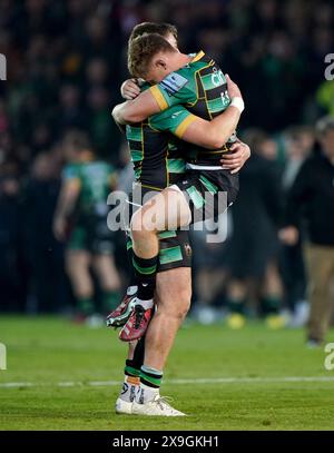 Tommy Freeman und Fin Smith der Northampton Saints feiern nach dem Halbfinalspiel der Gallagher Premiership im Cinch Stadium in Franklin's Gardens, Northampton. Bilddatum: Freitag, 31. Mai 2024. Stockfoto