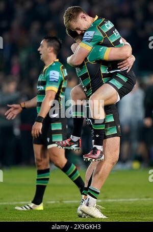 Tommy Freeman und Fin Smith der Northampton Saints feiern nach dem Halbfinalspiel der Gallagher Premiership im Cinch Stadium in Franklin's Gardens, Northampton. Bilddatum: Freitag, 31. Mai 2024. Stockfoto
